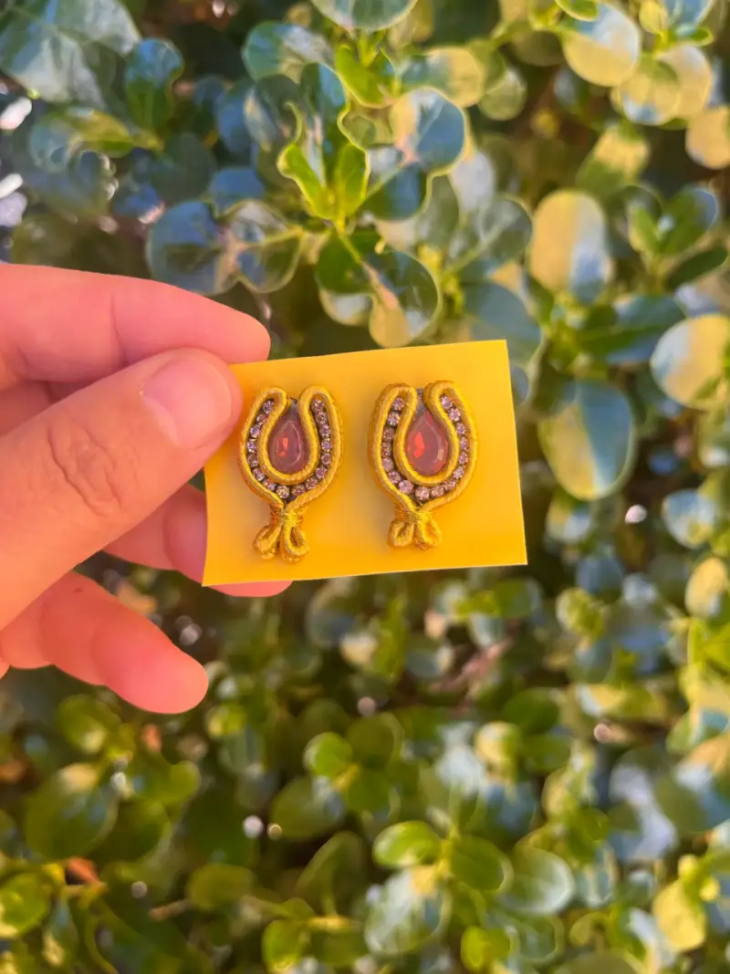 Aros dorados con piedras rojas elegantes - 1