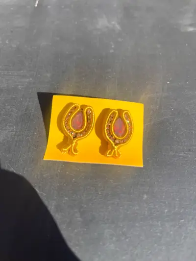 Aros dorados con piedras rojas elegantes - miniatura 2