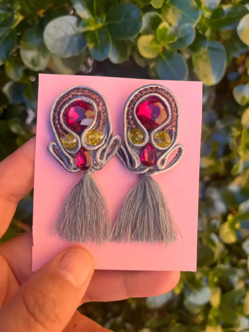 Pendientes artesanales con borlas y gemas - 1