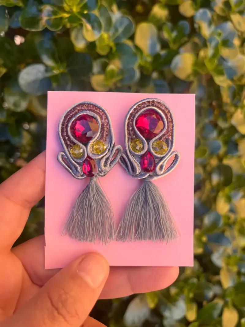 Pendientes artesanales con borlas y gemas - 2