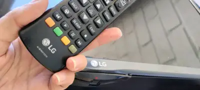 Monitor LG de 32 pulgadas en buen estado - miniatura 3
