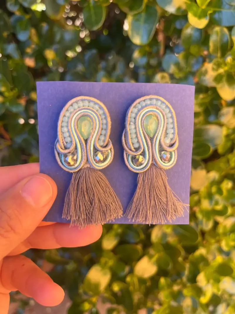 Pendientes artesanales con borlas y cristales