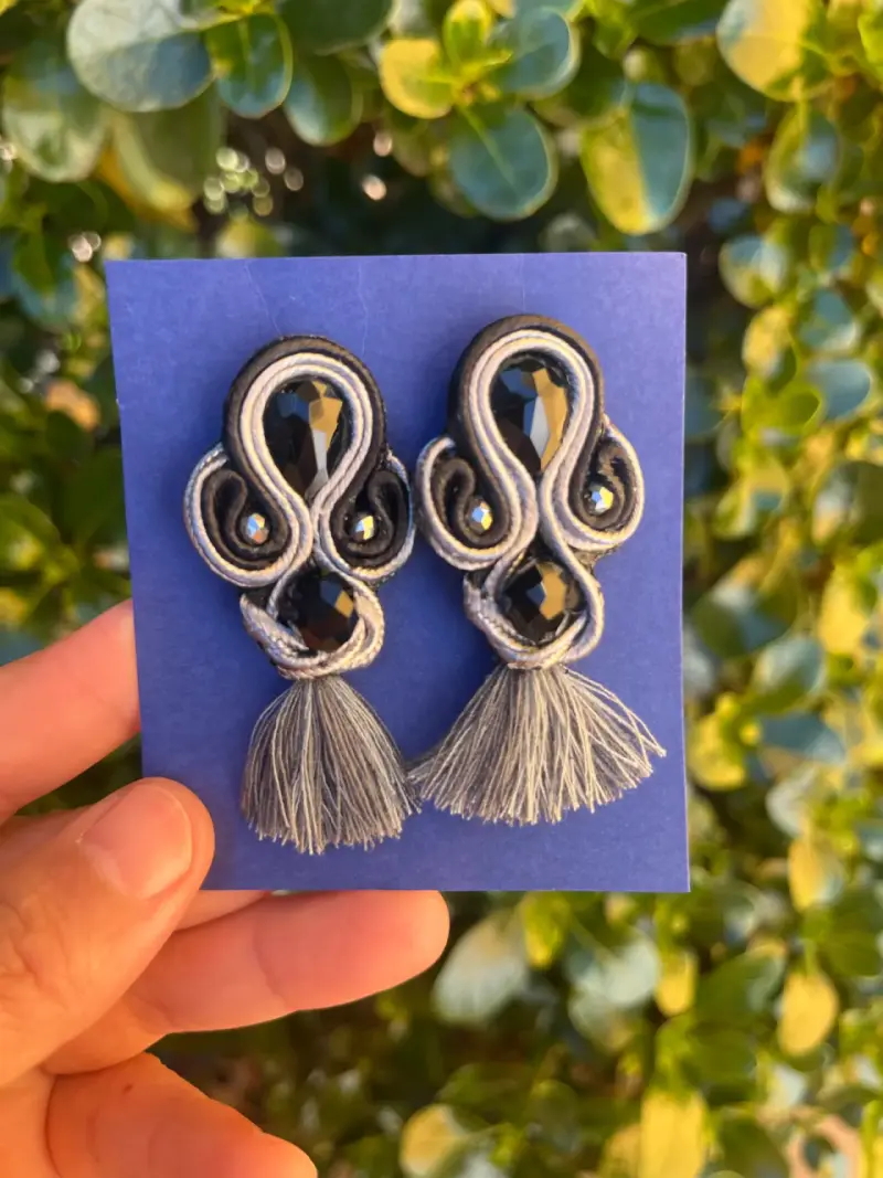 Pendientes artesanales con borlas y cristales