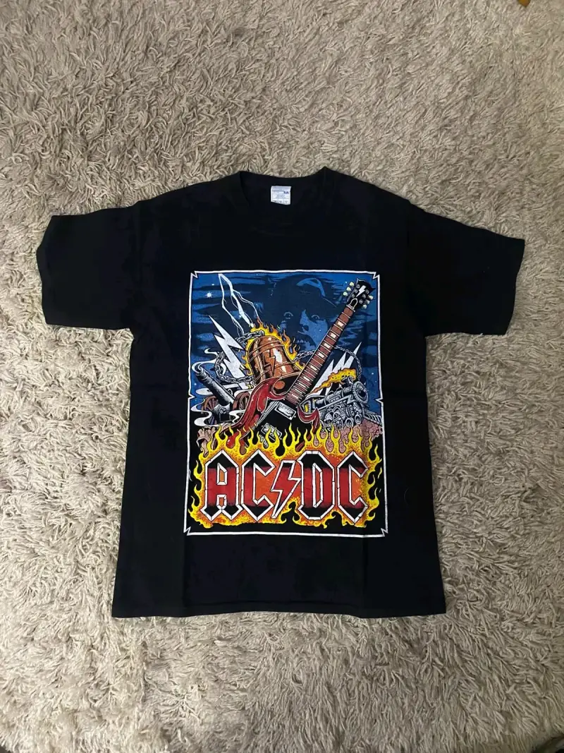 Polera negra AC/DC con diseño de guitarra - 1