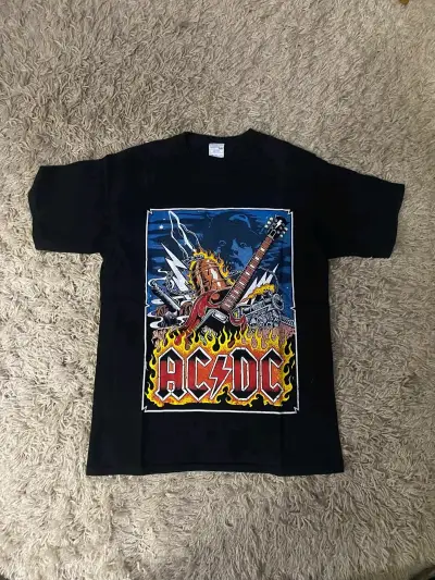 Polera negra AC/DC con diseño de guitarra - miniatura 1
