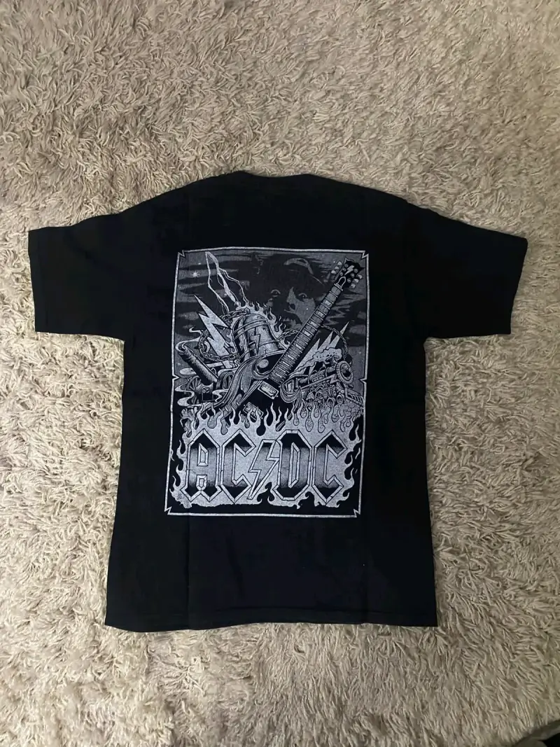 Polera negra AC/DC con diseño de guitarra - 3