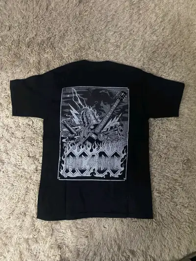 Polera negra AC/DC con diseño de guitarra - miniatura 3
