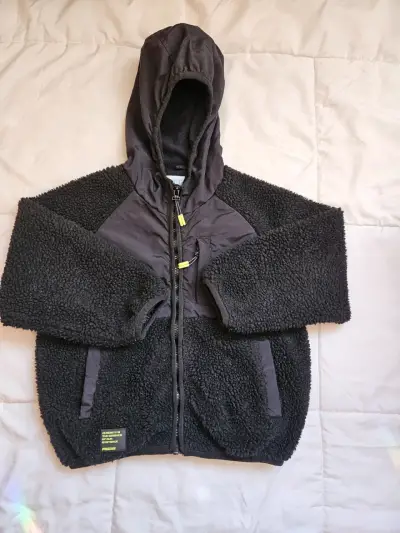 Chaqueta polar negra con capucha - miniatura 1