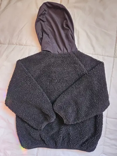 Chaqueta polar negra con capucha - miniatura 2