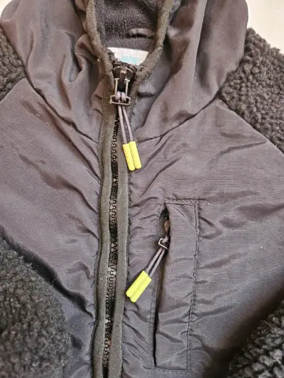 Chaqueta polar negra con capucha - miniatura 3