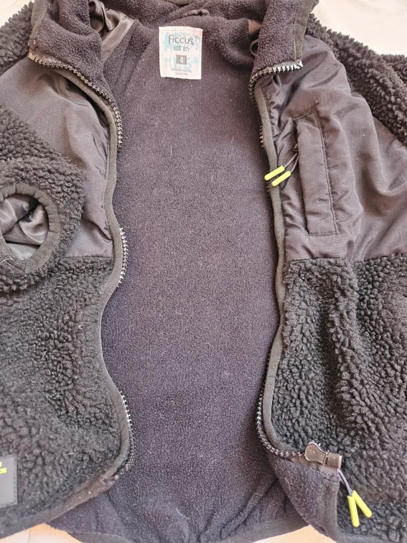 Chaqueta polar negra con capucha - 4