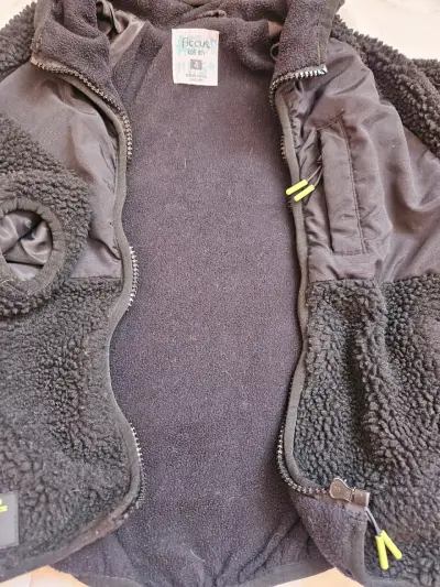 Chaqueta polar negra con capucha - miniatura 4