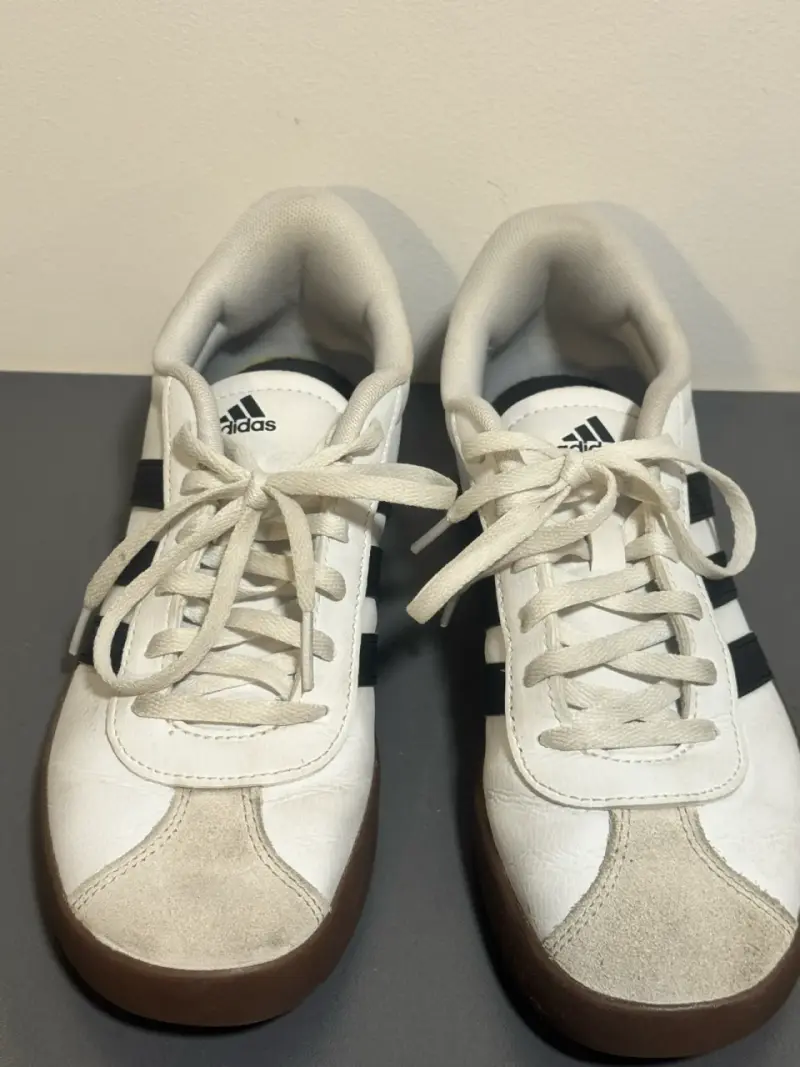Zapatillas deportivas blancas Adidas clásicas - 4