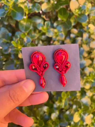Aros rojos elegantes con cristales - miniatura 1