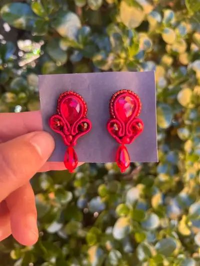 Aros rojos elegantes con cristales - miniatura 2