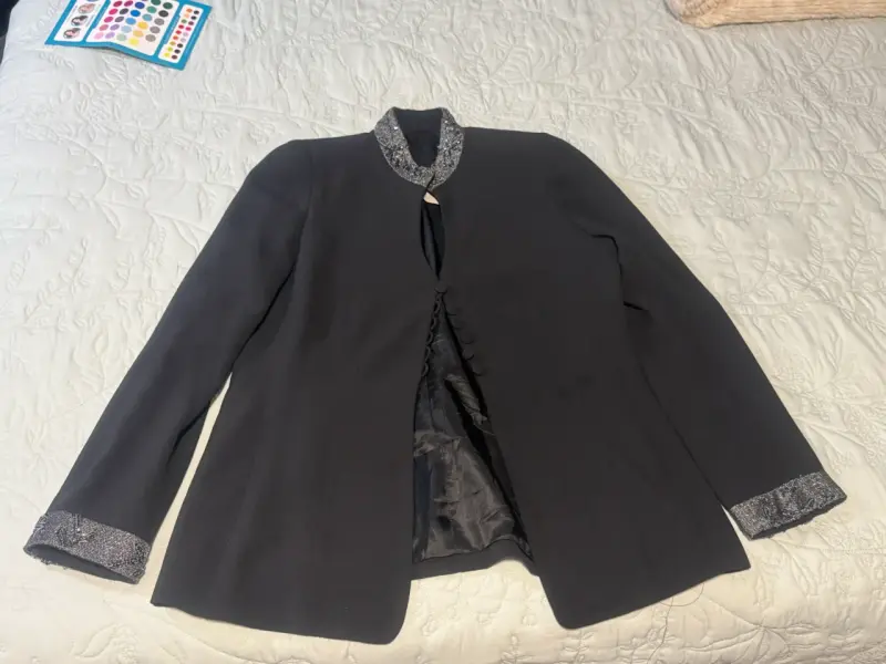 Blazer negro con detalles brillantes - 1