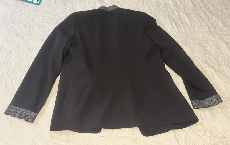 Blazer negro con detalles brillantes - 2