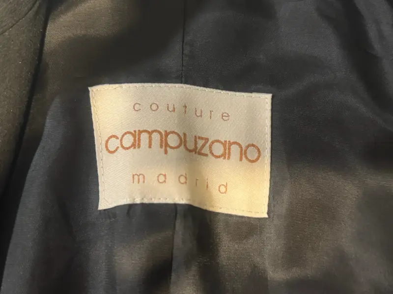 Blazer negro con detalles brillantes - 3