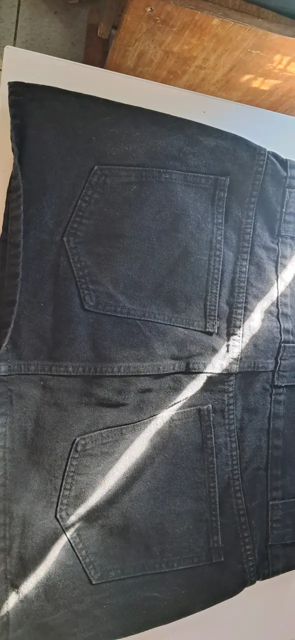 Jeans negros de mezclilla con bolsillos - 1