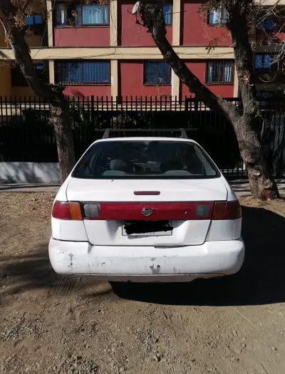 Auto Nissan Sentra II,1999 blanco en buen estado - miniatura 2
