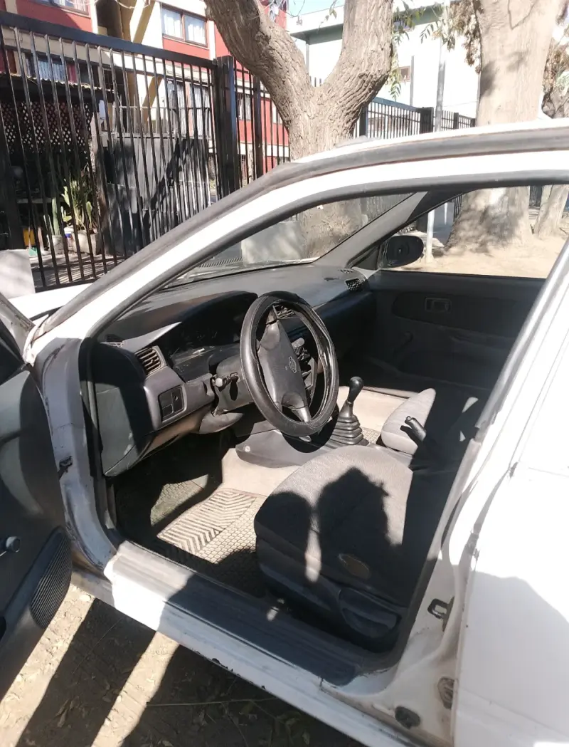 Auto Nissan Sentra II,1999 blanco en buen estado - 3
