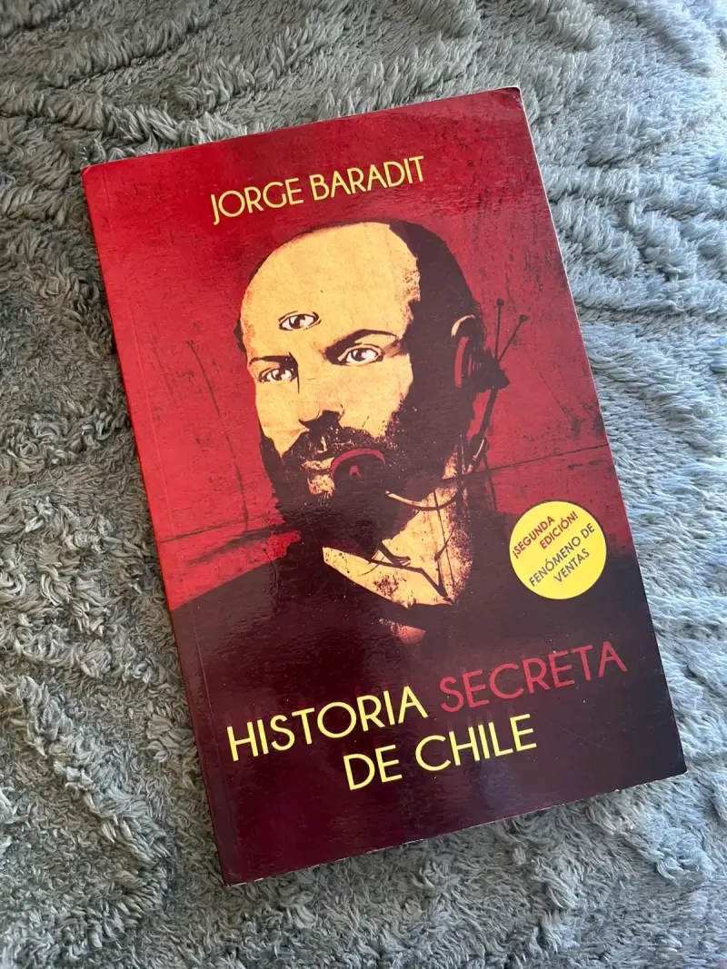 Libro 'Historia Secreta de Chile' de Jorge Baradit - 1