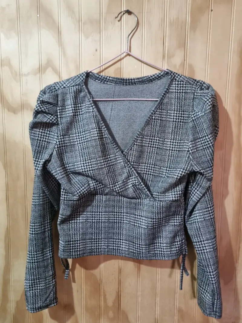 Blusa cruzada de cuadros gris