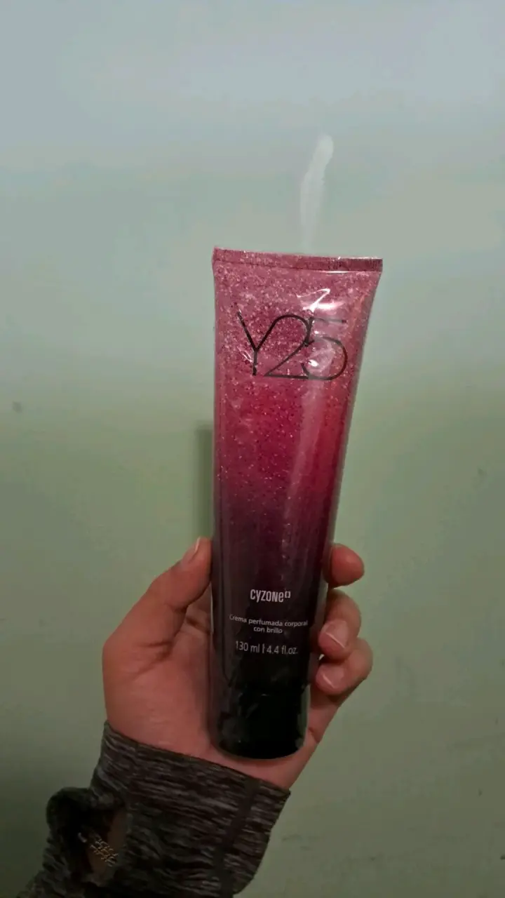 Crema perfumada corporal Cyzone con brillo
