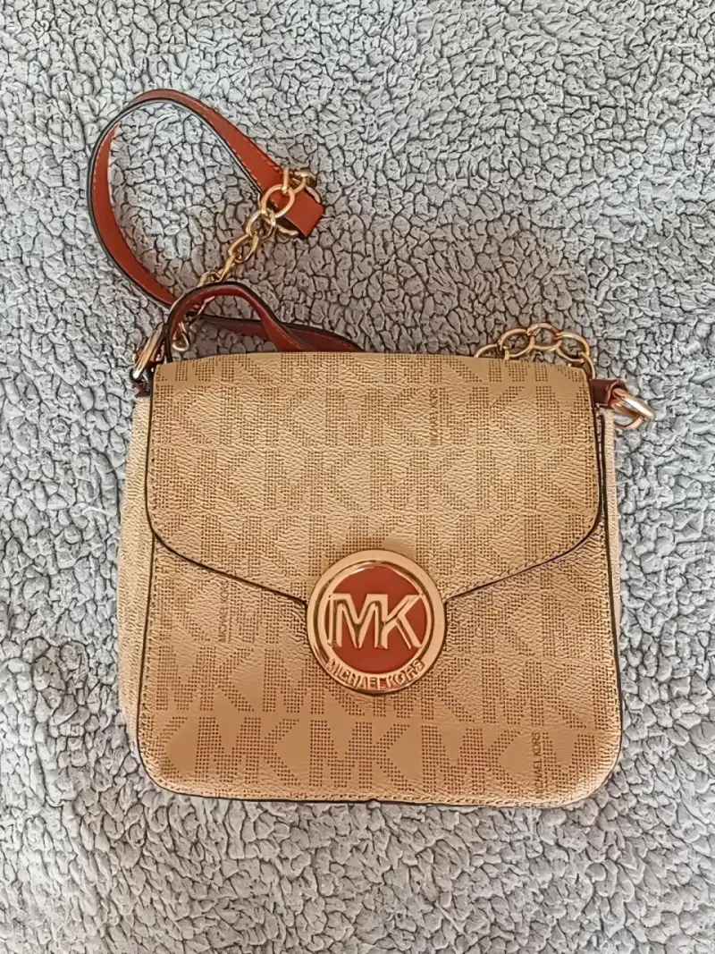 Cartera Michael Kors beige con logo dorado