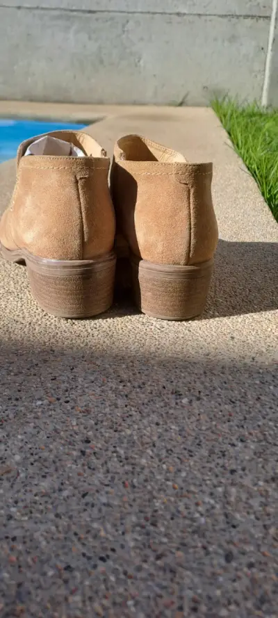 Botines de gamuza beige con cierre lateral - miniatura 2