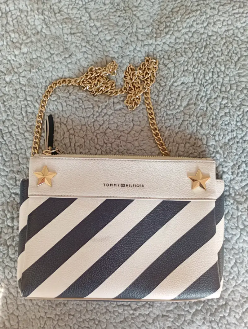 Cartera Tommy Hilfiger rayas y cadena dorada - 1