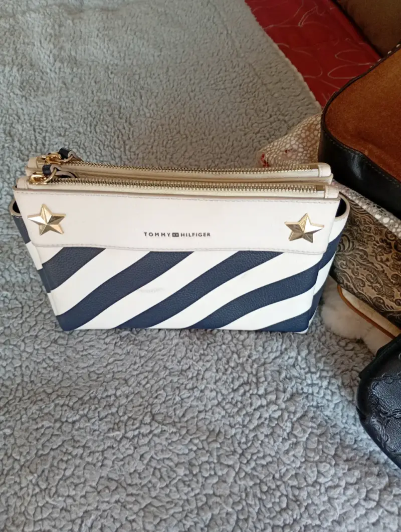 Cartera Tommy Hilfiger rayas y cadena dorada - 2