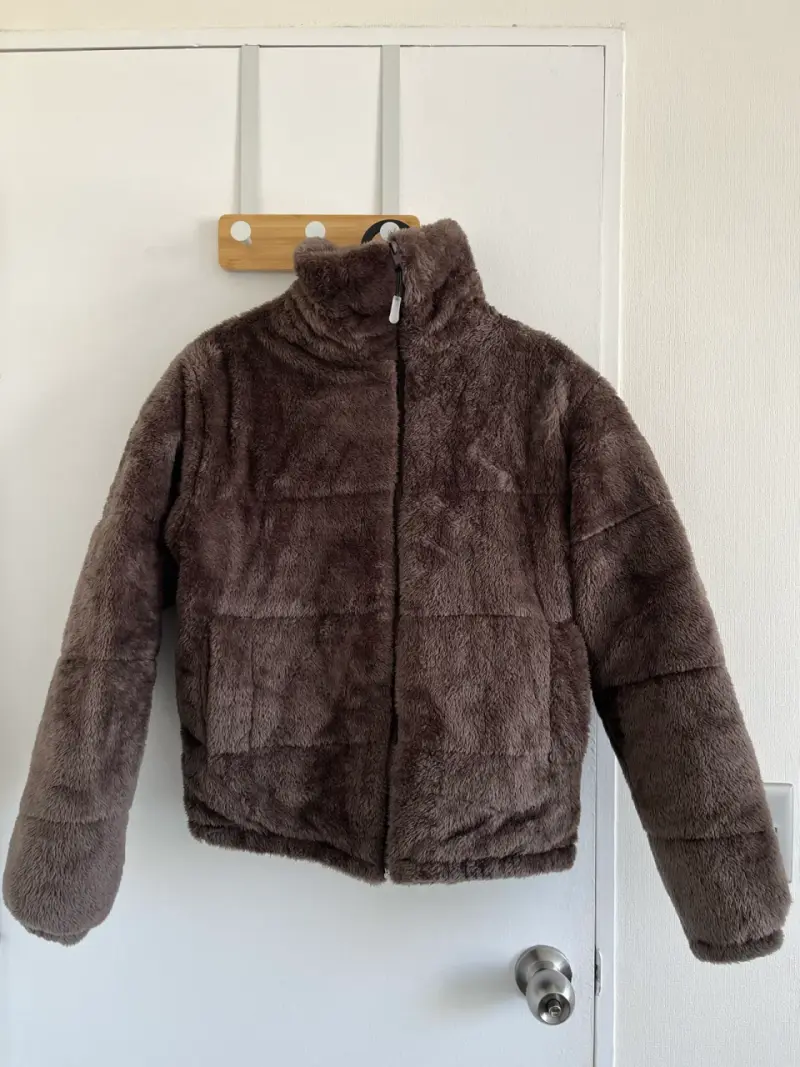 Chaqueta de peluche marrón para mujer