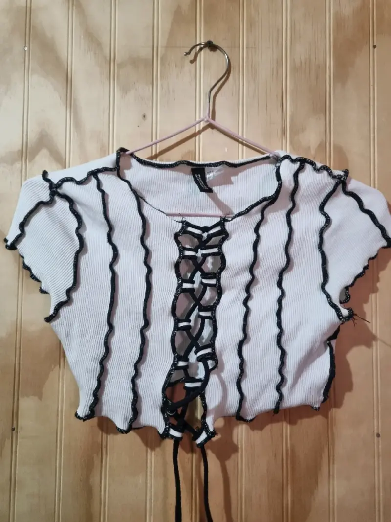 Top corto blanco con diseño de cordones