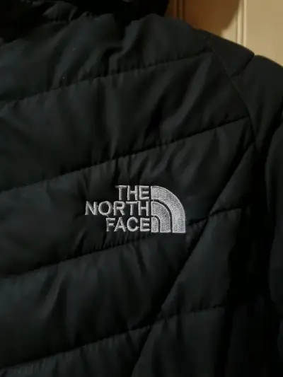 Chaqueta The North Face negra con capucha - miniatura 2