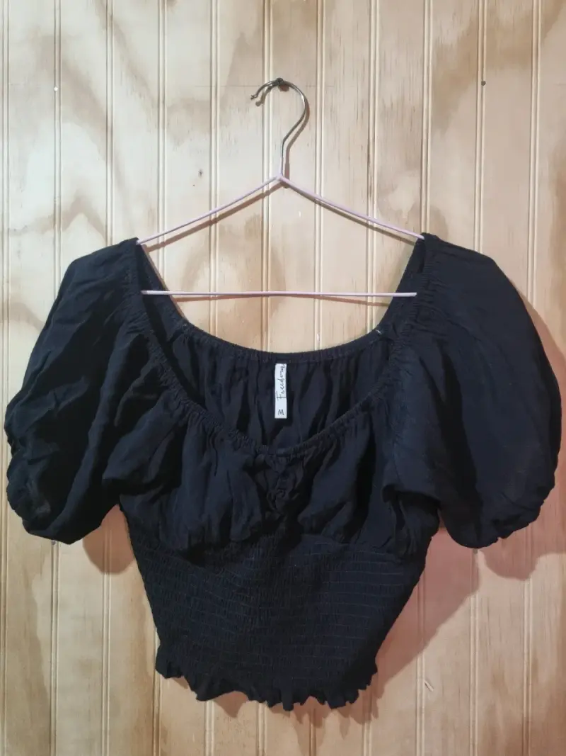 Blusa negra con mangas abullonadas