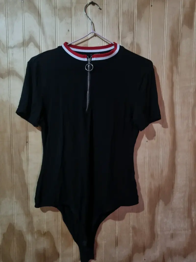 Body negro con cierre y cuello tricolor