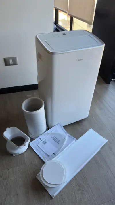 Aire acondicionado portátil Midea con accesorios - miniatura 1