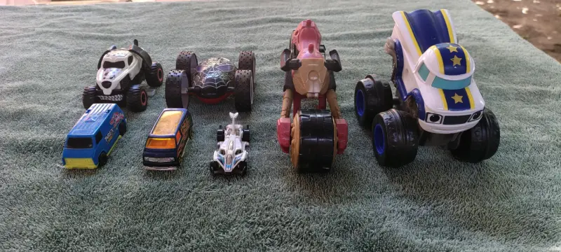 Set de autos de juguete variados - 1