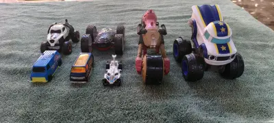 Set de autos de juguete variados - miniatura 1