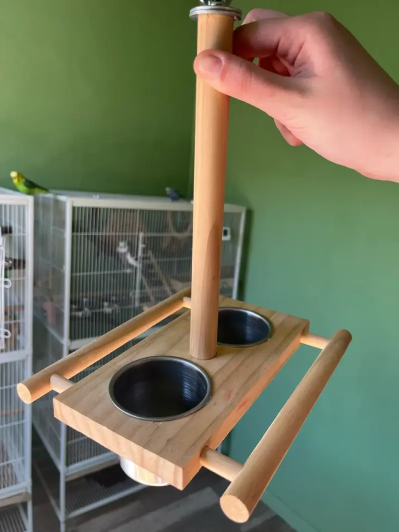 Percha de madera para aves con comederos - 1