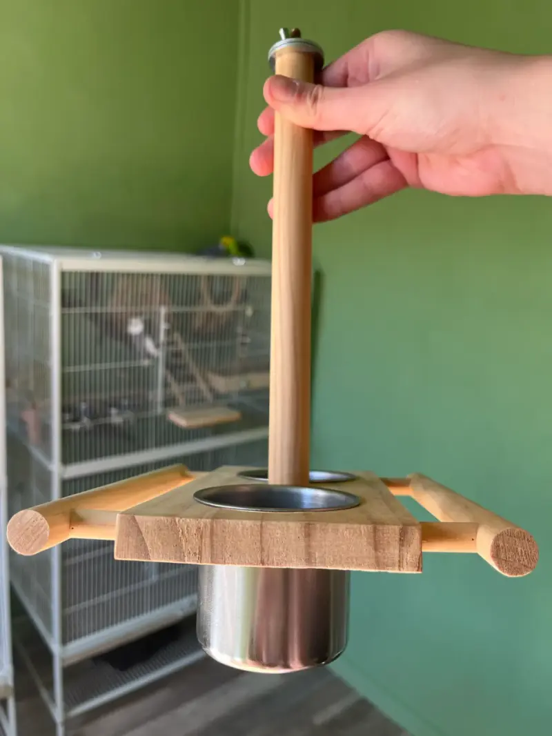 Percha de madera para aves con comederos - 2