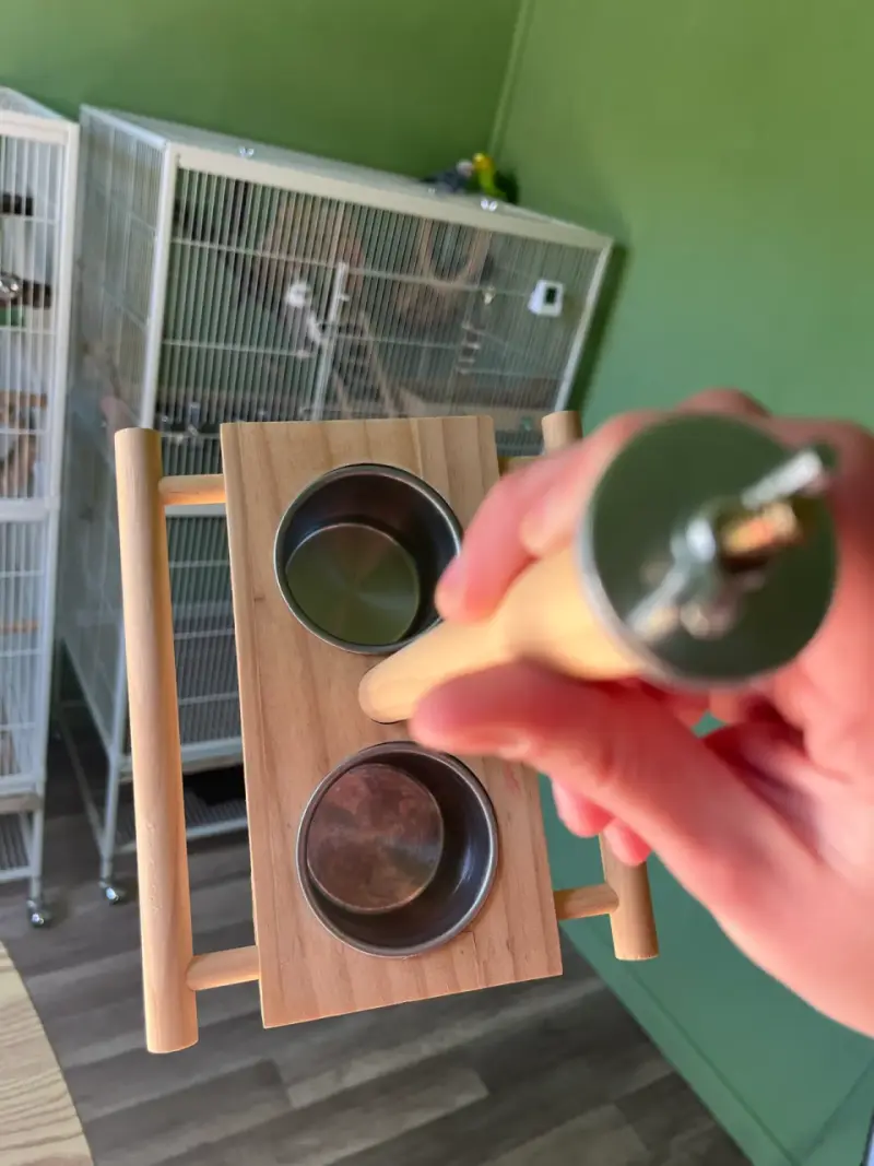Percha de madera para aves con comederos - 3