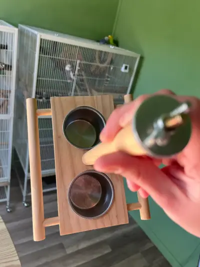 Percha de madera para aves con comederos - miniatura 3