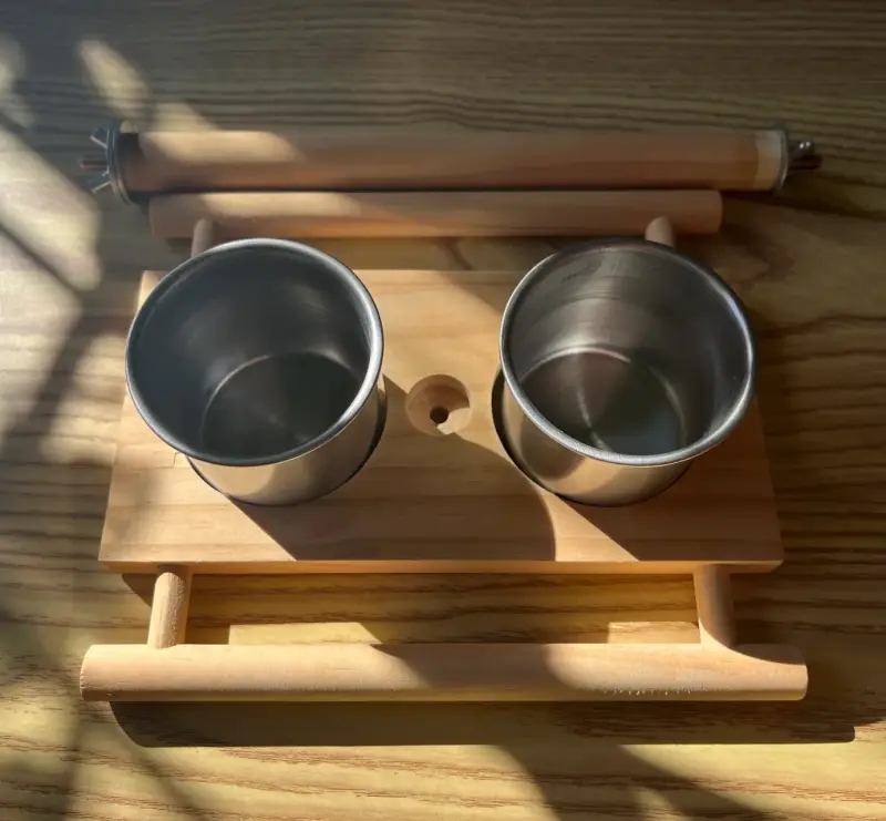 Percha de madera para aves con comederos - 4