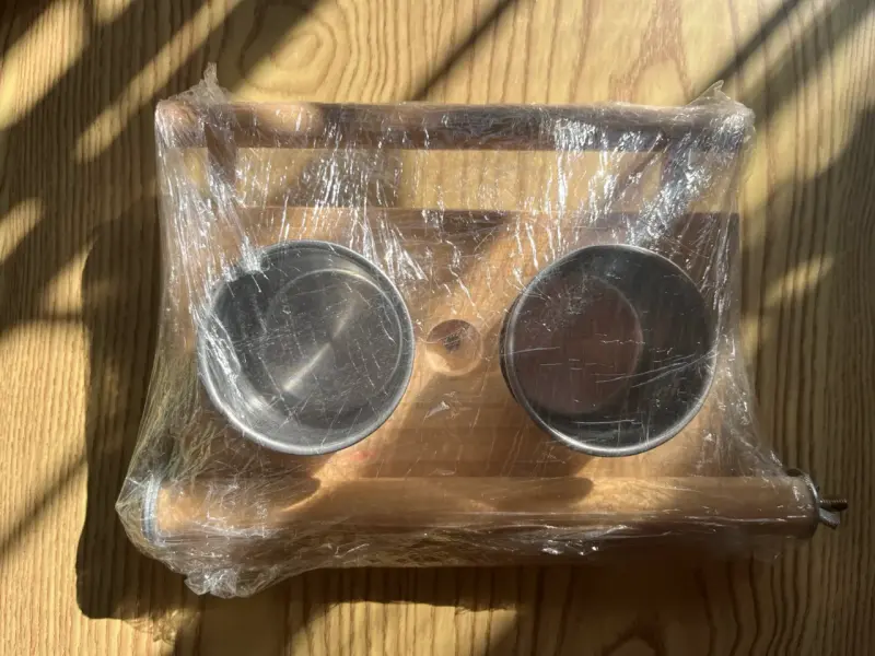 Percha de madera para aves con comederos - 5