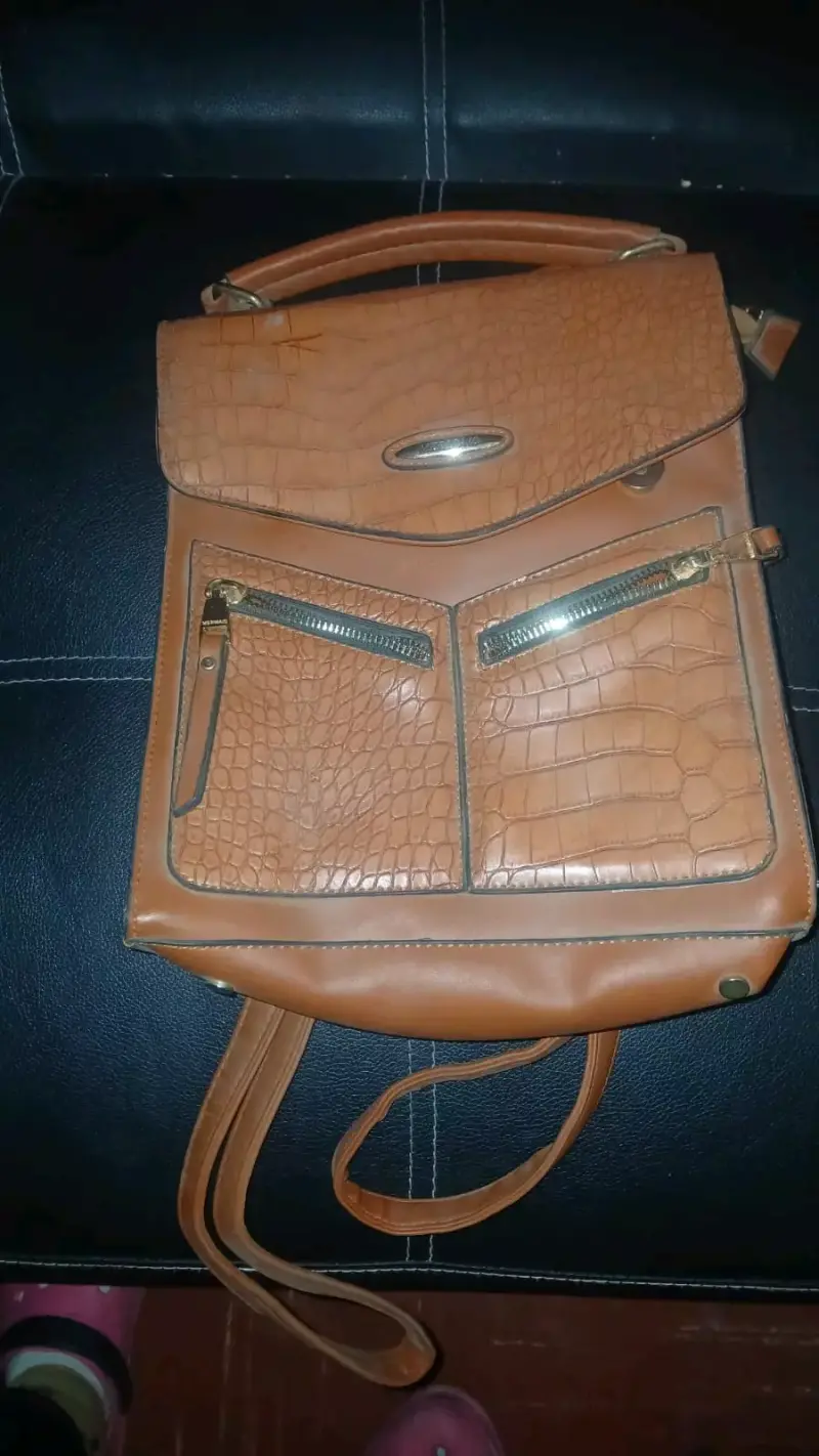 Mochila de cuero marrón con diseño reptil - 1