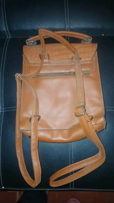 Mochila de cuero marrón con diseño reptil - miniatura 2