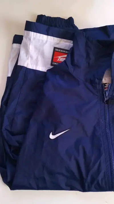 Cortaviento Nike azul marino unisex - miniatura 2