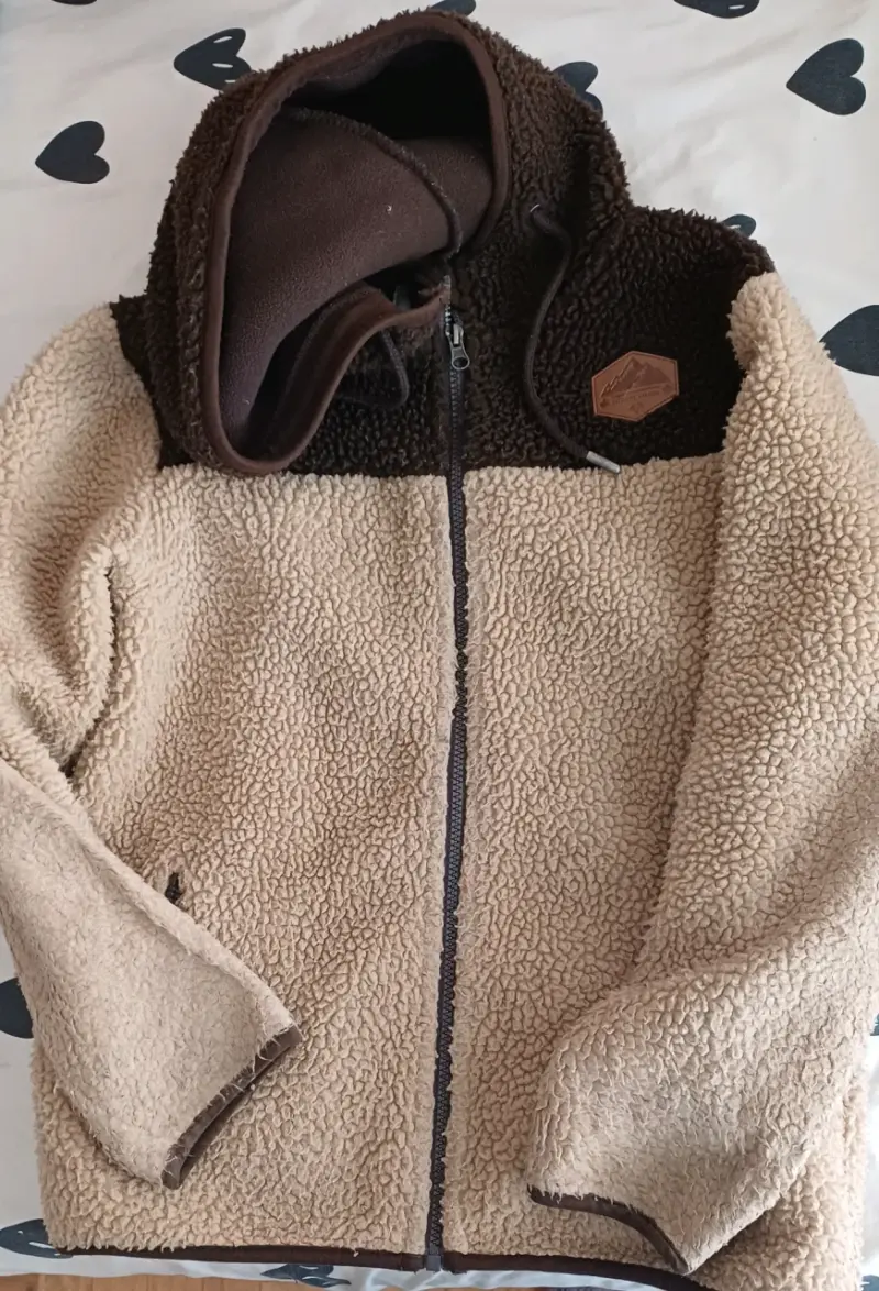 Chaqueta polar bicolor con capucha